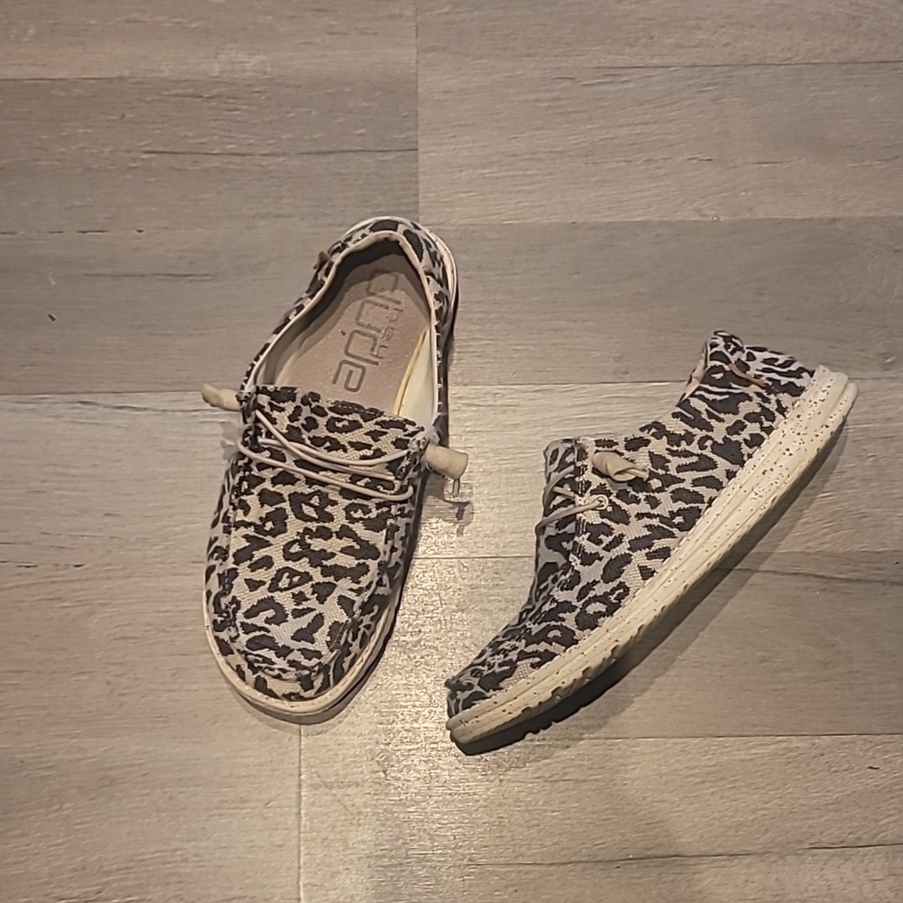 Hey Dude Wendy Woven Cheetah Grey slip-on shoes Size 9 Women - Picture 2 of 7